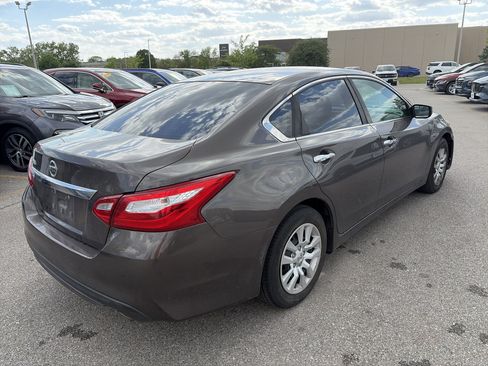 Used 2017 Nissan Altima 2.5 S w/ Power Driver Seat Package FWD image 4