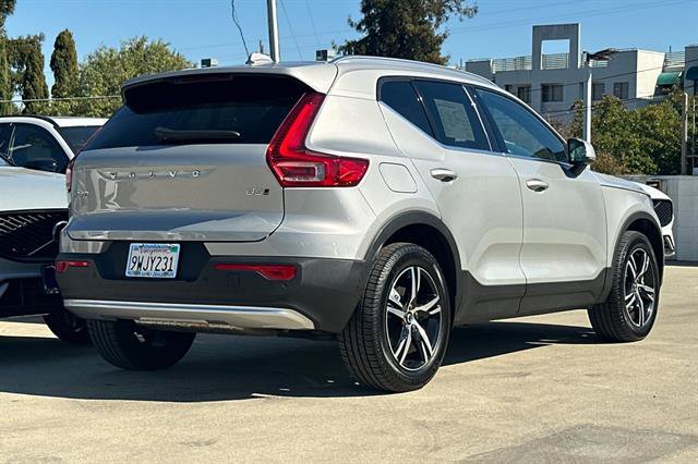 Certified 2025 Volvo XC40 B5 Core AWD/4WD image 3