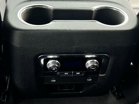 Used 2024 GMC Yukon SLT image 8