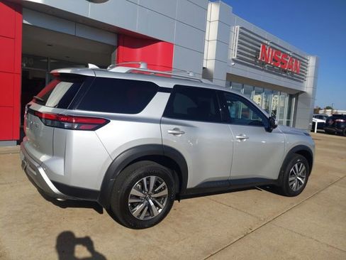 Used 2025 Nissan Pathfinder SL AWD/4WD image 3