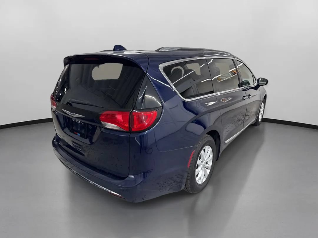 Used 2019 Chrysler Pacifica Touring-L FWD image 10