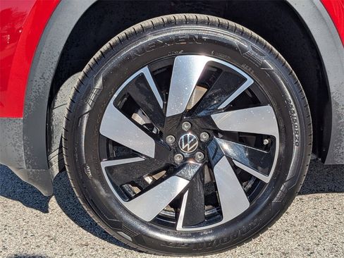 Used 2025 Volkswagen Atlas Cross Sport SE image 12