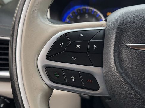 Used 2020 Chrysler Pacifica Limited image 16