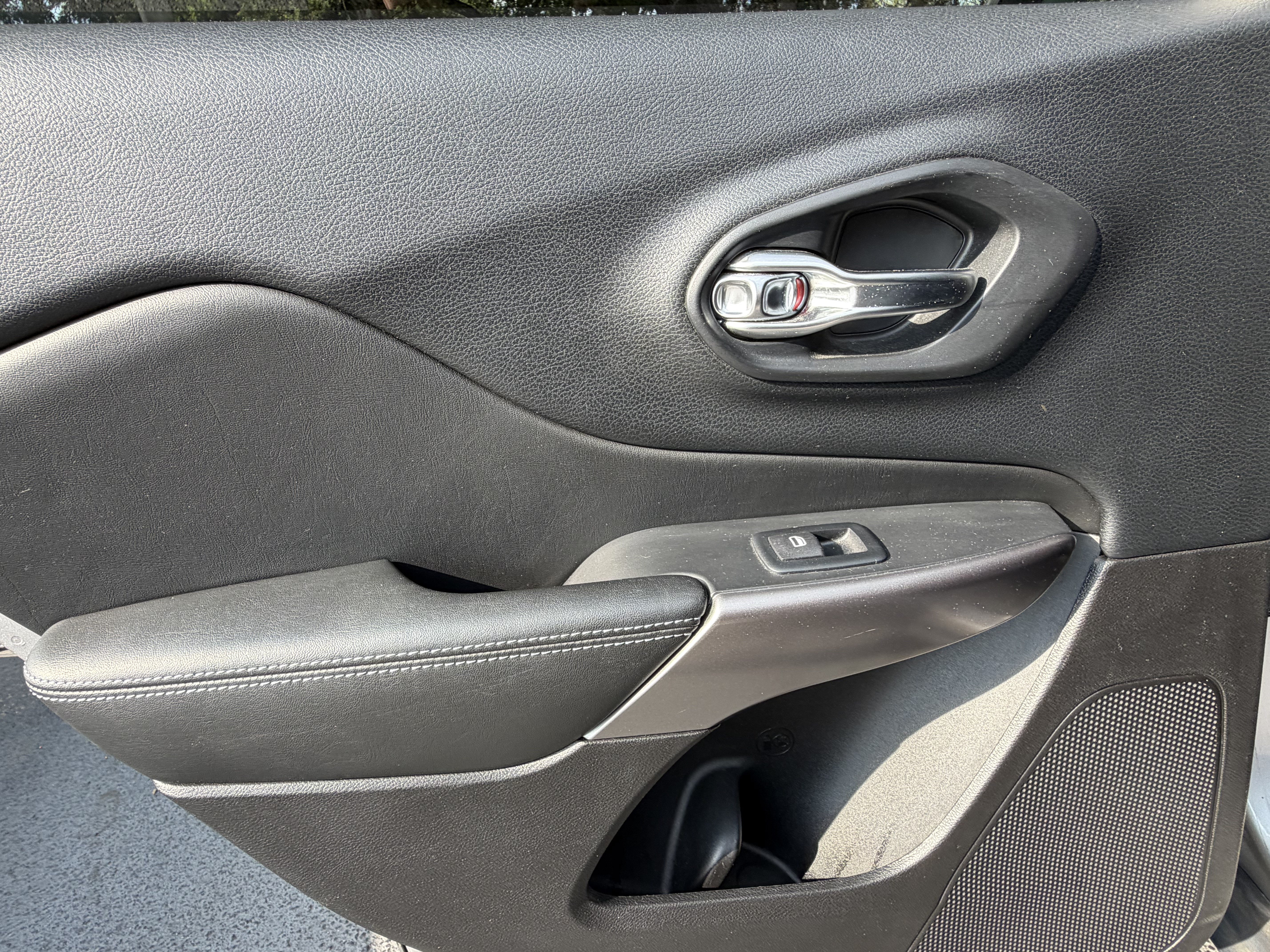Used 2019 Jeep Cherokee Latitude Plus FWD image 30