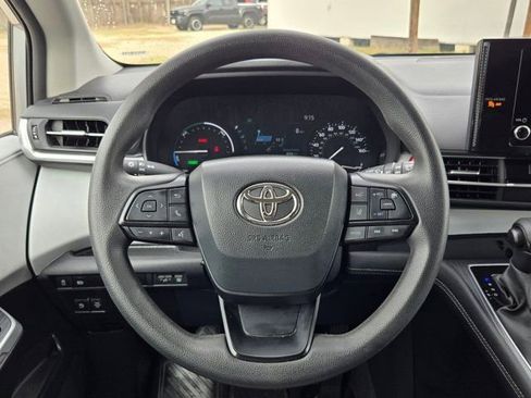 Used 2025 Toyota Sienna LE image 20