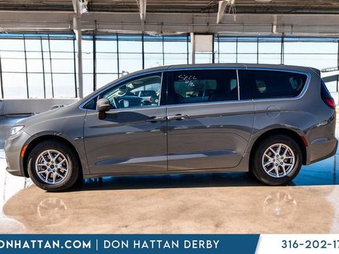 Used 2023 Chrysler Pacifica Touring-L image 2