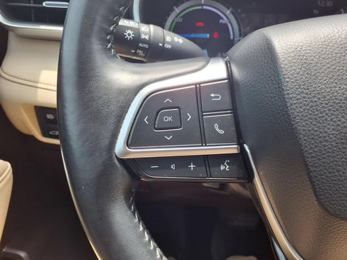 Used 2020 Toyota Highlander XLE FWD image 18