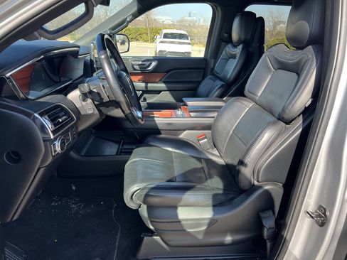 Used 2021 Lincoln Navigator Reserve image 12