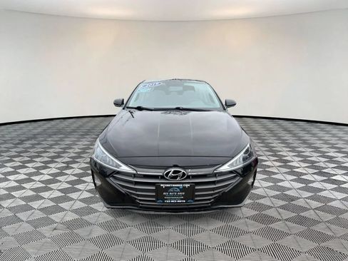 Used 2019 Hyundai Elantra SE FWD image 2