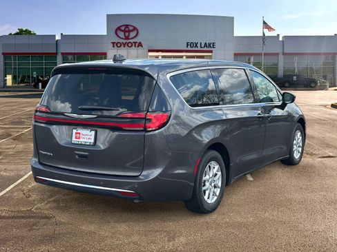 Used 2023 Chrysler Pacifica Touring-L FWD image 7