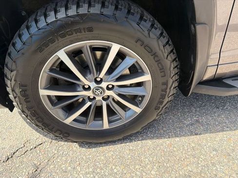 Used 2017 Toyota Highlander XLE AWD/4WD image 9