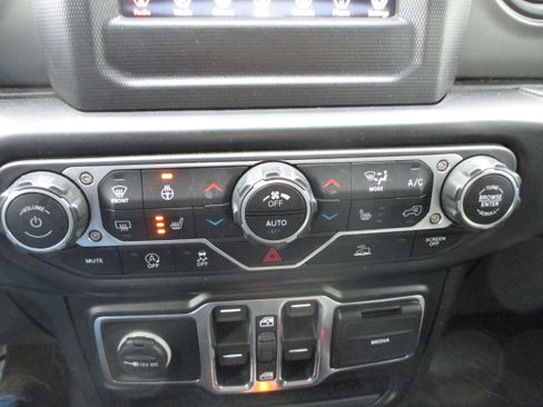 Used 2021 Jeep Gladiator Willys image 16