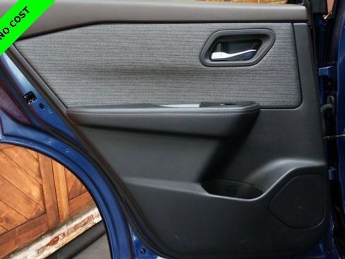 Used 2023 Nissan Rogue SV image 40