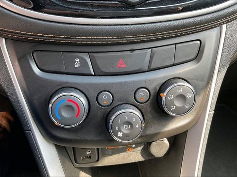 Used 2021 Chevrolet Trax LT w/ Sport Edition image 15