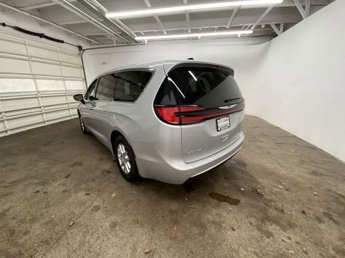 Used 2024 Chrysler Pacifica Touring-L image 4