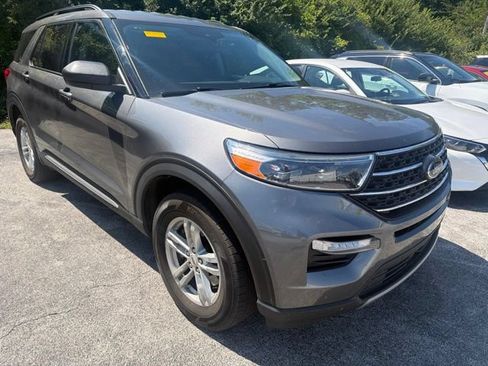 Used 2023 Ford Explorer XLT w/ Equipment Group 202A AWD/4WD image 3