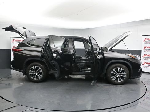 Used 2021 Toyota Highlander XLE AWD/4WD image 38