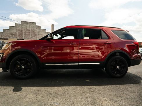 Used 2017 Ford Explorer XLT w/ Equipment Group 202A AWD/4WD image 7