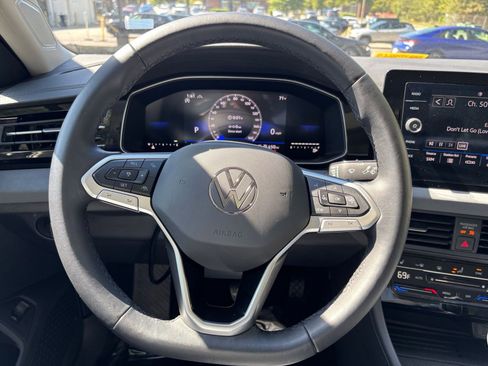 Used 2025 Volkswagen Jetta SE image 28