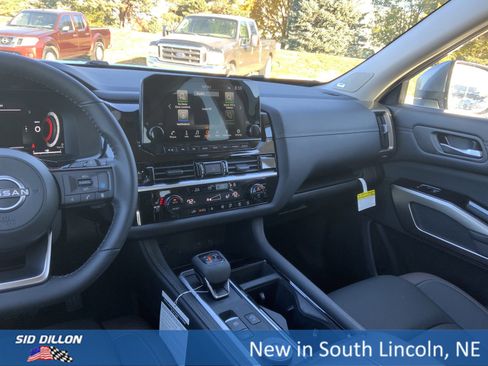 New 2025 Nissan Pathfinder Platinum image 7