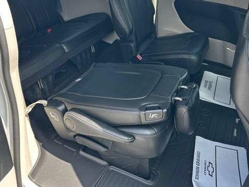 Used 2024 Chrysler Pacifica Touring-L FWD image 38