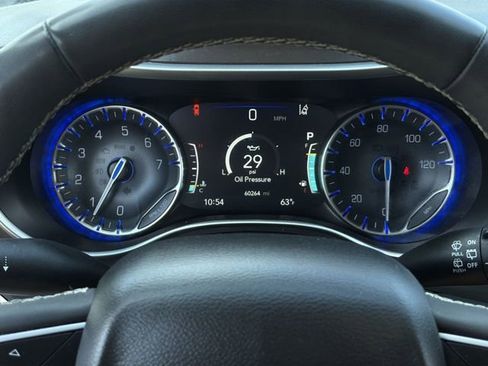 Used 2024 Chrysler Pacifica Touring-L image 23