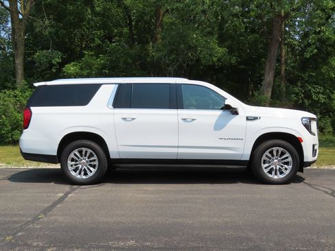 Used 2024 GMC Yukon XL SLE AWD/4WD image 2