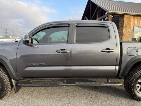 Used 2022 Toyota Tacoma TRD Off-Road image 36