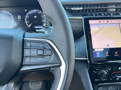 Used 2025 Jeep Grand Cherokee Limited w/ Luxury Tech Group II image 34