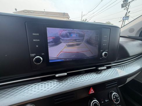 Used 2022 Kia Carnival LX FWD image 16
