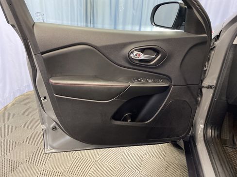 Used 2022 Jeep Cherokee Trailhawk image 11