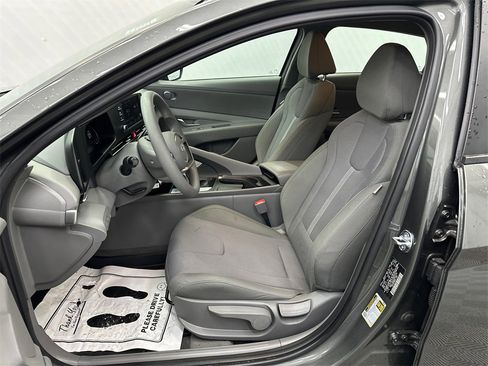 Used 2025 Hyundai Elantra SE image 9