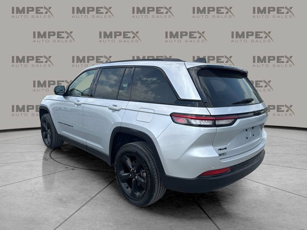 Used 2024 Jeep Grand Cherokee Altitude AWD/4WD image 3