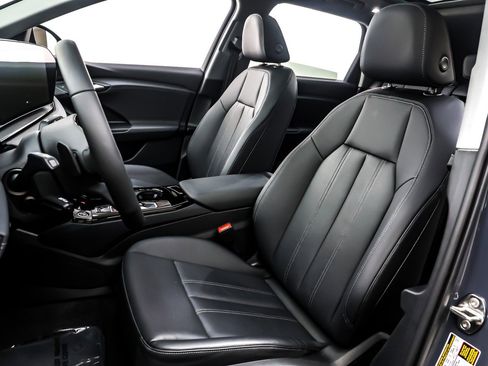 Used 2025 Audi Q6 e-tron Premium w/ Convenience Package image 17