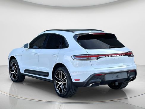 Certified 2025 Porsche Macan image 3