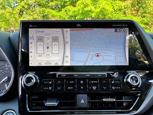 Used 2021 Toyota Highlander Limited FWD image 13