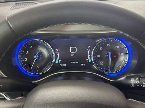 Used 2023 Chrysler Pacifica Touring-L FWD image 16