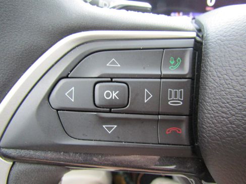 Used 2023 Jeep Grand Cherokee L Laredo image 22