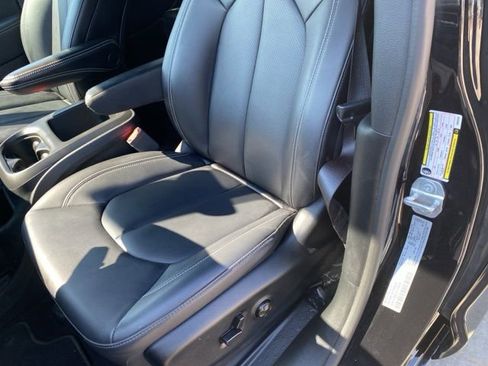 Used 2025 Chrysler Pacifica Select image 16