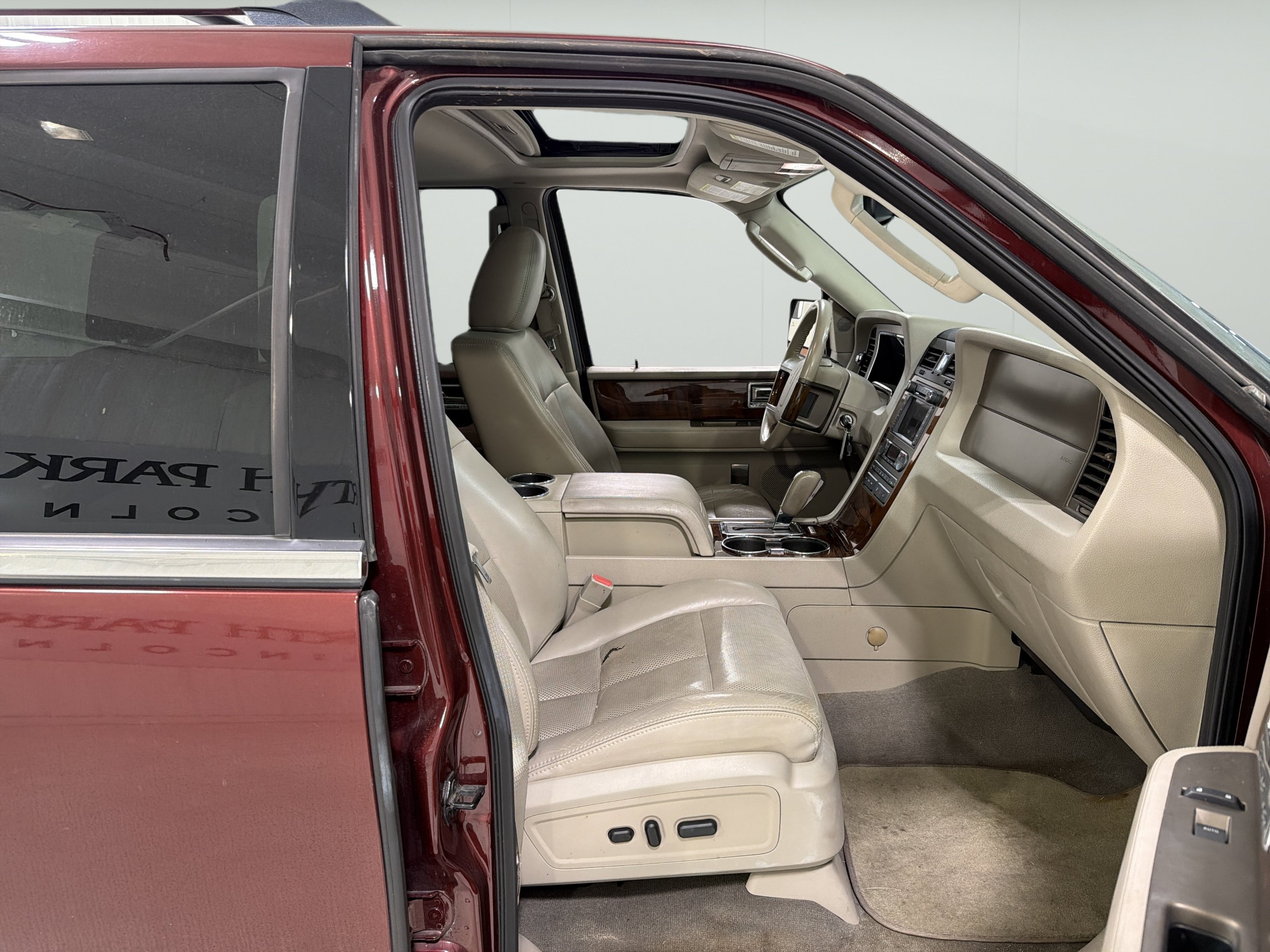 Used 2012 Lincoln Navigator 2WD image 14
