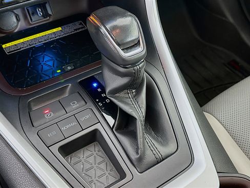 Used 2019 Toyota RAV4 Limited image 25