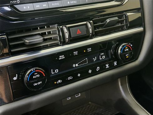 Used 2024 Nissan Pathfinder SV image 15