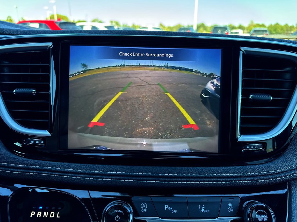 Used 2025 Chrysler Pacifica Limited FWD image 17