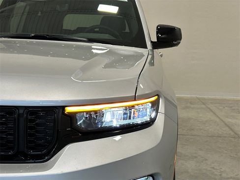 New 2025 Jeep Grand Cherokee Limited w/ Luxury Tech Group II image 10