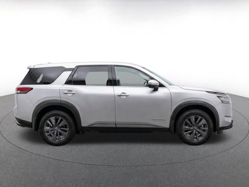 Used 2025 Nissan Pathfinder SV FWD image 10