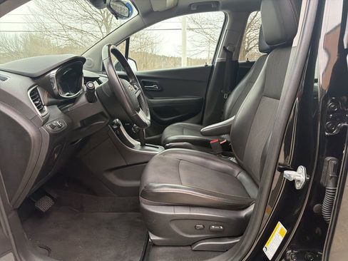 Used 2018 Chevrolet Trax LT w/ Sun & Sound Package image 16