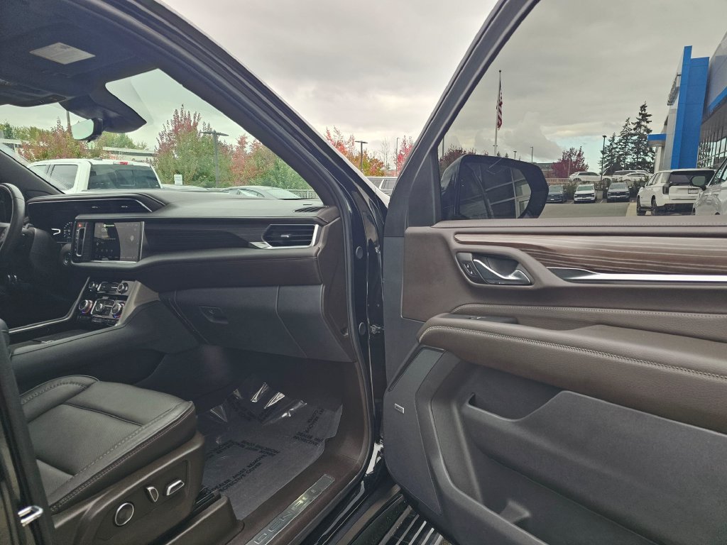 Used 2024 GMC Yukon Denali w/ Denali Reserve Package AWD/4WD image 12