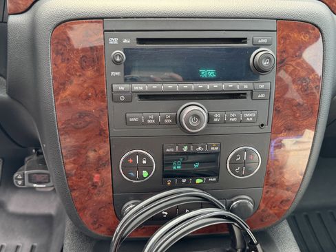 Used 2012 Chevrolet Suburban LT image 24