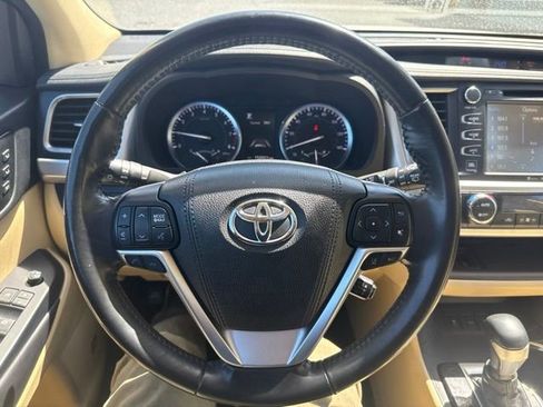 Used 2017 Toyota Highlander Limited AWD/4WD image 29