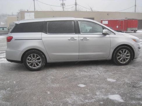 Used 2020 Kia Sedona EX image 4